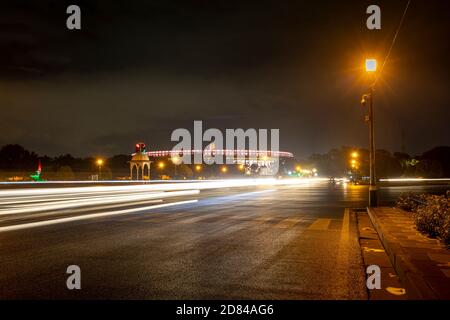 Blick auf die bunte Beleuchtung und Lichtwege außerhalb der ikonischen Indisches parlamentsgebäude (Lok Sabha) bei Nacht Stockfoto