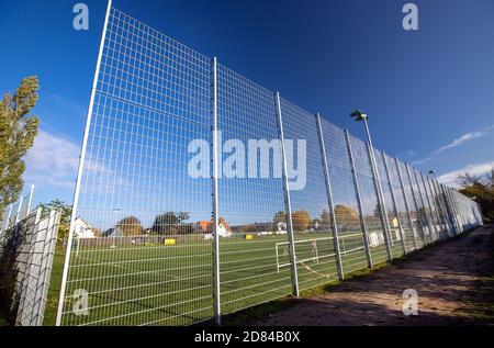 Schwerin, Deutschland. Oktober 2020. Auf einer Seite des Sportfeldes des Sportvereins Neumühler befindet sich ein Lärmschutzzaun. Die Vereinigung der Steuerzahler hat den Zaun als Beispiel für die Verschwendung von Steuergeldern in ihrem Black Book 2020/21 veröffentlicht. Quelle: Jens Büttner/dpa-Zentralbild/dpa/Alamy Live News Stockfoto