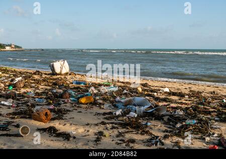 KOH SAMUI, THAILAND - 15. Dezember 2019: Strandverschmutzung wie Plastikflaschen und anderer Müll am Meeresstrand auf der Insel Koh Samui. Dieser Müll wurde gesprengt Stockfoto