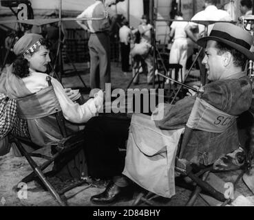 SYLVIA SIDNEY und HUMPHREY BOGART am Set offen entspannend zwischen den Szenen während der Dreharbeiten der WAGEN ROLLEN IN DER NACHT 1941 Regisseur RAY ENRIGHT Warner Bros. Stockfoto