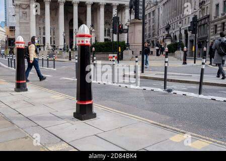 Neue soziale Distanzbarden haben den Straßenbelag verbreitert, um eine soziale Distanzierung in der Threadneedle Street während der zweiten Welle der Coronavirus-Pandemie am 26. Oktober 2020 in London, England, zu ermöglichen. Stockfoto