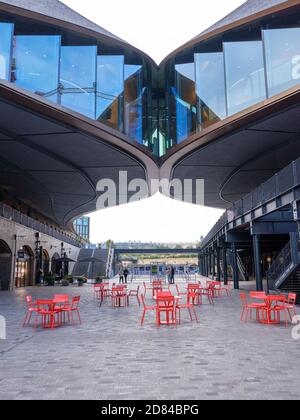 Coal Drops ein renoviertes viktorianisches ehemaliges Kohle- und Frachterhaus in Kings Cross, das jetzt ein Ziel für Shopping, Restaurants, Essen und Trinken ist Stockfoto