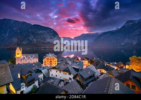 Hallstatt, Österreich. Stadtbild des ikonischen Bergdorfes Hallstatt bei dramatischem Herbstaufgang. Stockfoto