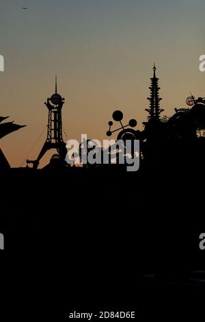 Die futuristischen Formen des Astro Orbitor in Tomorrowland, Magic Kindom, Disney World haben sich gegen den Sonnenaufgang inszeniert Stockfoto