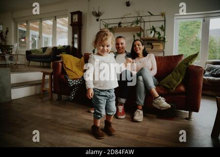 Lächelndes Kleinkind Mädchen stehen bereit, zu Hause zu tanzen Stockfoto
