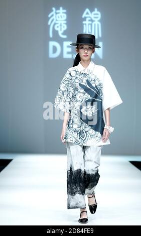 Peking, China. Oktober 2020. Ein Modell präsentiert eine Kreation von Dejin während der China Fashion Week in Peking, Hauptstadt von China, 26. Oktober 2020. Quelle: Chen Jianli/Xinhua/Alamy Live News Stockfoto