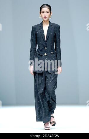 Peking, China. Oktober 2020. Ein Modell präsentiert eine Kreation von Dejin während der China Fashion Week in Peking, Hauptstadt von China, 26. Oktober 2020. Quelle: Chen Jianli/Xinhua/Alamy Live News Stockfoto