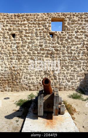 Cannon am Bu Maher Fort, Muharraq, am Anfang des Perling Trail von Bahrain, Königreich Bahrain Stockfoto