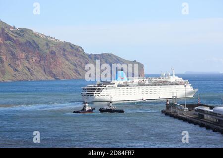 Nach einem kurzen Besuch verlässt das Kreuzfahrtschiff MS Marella Dream Madeira, Portugal Stockfoto