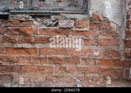 Verwitterte, verwitterte Backsteinwand Hintergrundstruktur Stockfoto