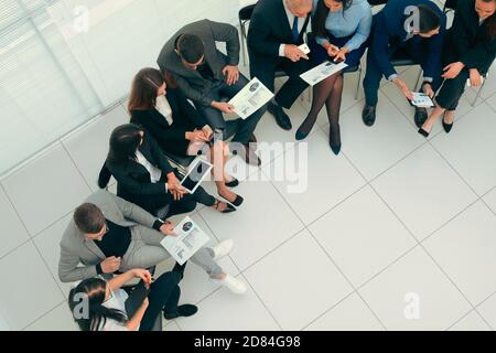 Ansicht von oben. Bild eines Geschäftsteams, das Geschäftsdokumente diskutiert Stockfoto