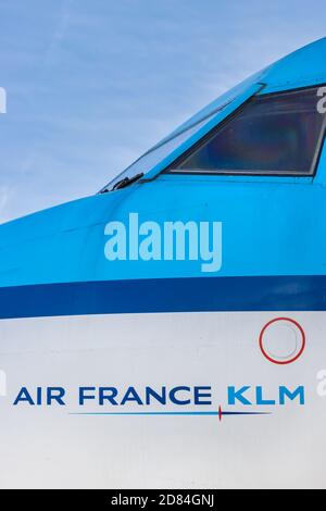 Schiphol, Niederlande - 16. Januar 2020: Seitenansicht eines niederländischen Flugzeug-Cockpits mit dem Text 'Air France KLM' auf dem Flughafen Schiphol, Niederlande Stockfoto