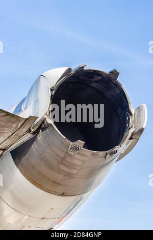 Rückansicht eines kommerziellen Flugzeug-Jet-Triebwerks vor Von einem blauen Himmel Stockfoto