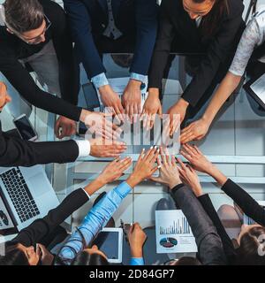 Draufsicht. Business-Team verbindet ihre Hände in einem Kreis Stockfoto