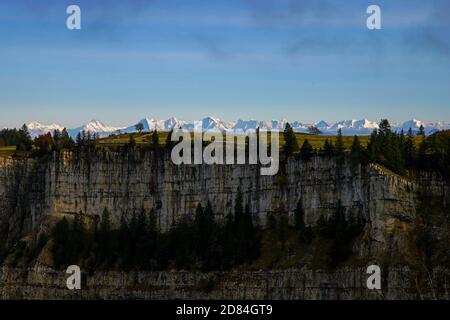 Panoramablick auf die Alpen vom Haut Plateau du Creux du Van, Kanton Neuchâtel, Schweiz. Stockfoto