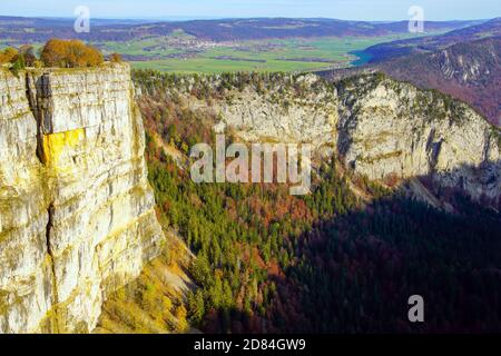 Wunderschöne Herbstlandschaft vom Haut Plateau du Creux du Van, Kanton Neuchâtel, Schweiz aus gesehen. Stockfoto