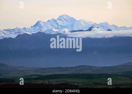 Panoramablick auf den Mont Blanc vom Haut Plateau du Creux du Van, Kanton Neuchâtel, Schweiz. Stockfoto