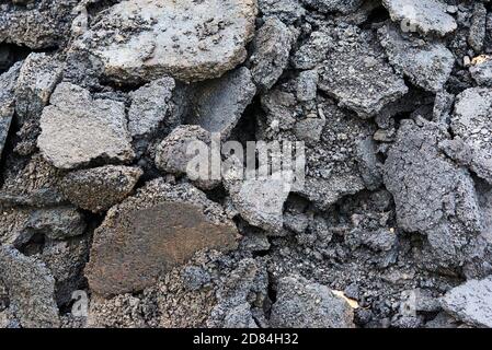 Zerbrochene Asphaltstücke auf einer Baustelle. Recycling und Wiederverwendung zerkleinerten Betonschutt, Asphalt, Baumaterial, Blöcke. Zerkleinert сoncrete Stockfoto