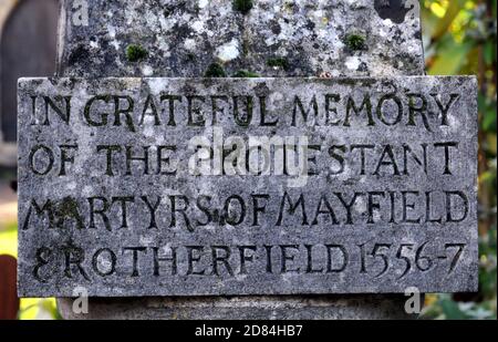 Das Denkmal für die sechs Märtyrer von Mayfield und Rotherfield von 1556-7, im East Sussex Dorf Mayfield. Das heutige Denkmal wurde 1950 errichtet. Stockfoto