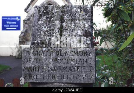 Das Denkmal für die sechs Märtyrer von Mayfield und Rotherfield von 1556-7, im East Sussex Dorf Mayfield. Das heutige Denkmal wurde 1950 errichtet. Stockfoto