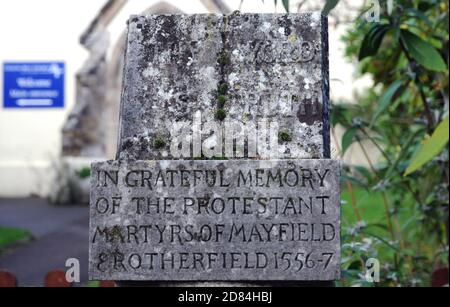 Das Denkmal für die sechs Märtyrer von Mayfield und Rotherfield von 1556-7, im East Sussex Dorf Mayfield. Das heutige Denkmal wurde 1950 errichtet. Stockfoto