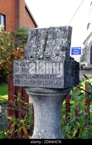 Das Denkmal für die sechs Märtyrer von Mayfield und Rotherfield von 1556-7, im East Sussex Dorf Mayfield. Das heutige Denkmal wurde 1950 errichtet. Stockfoto