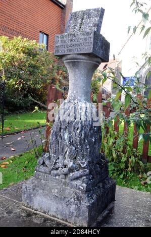 Das Denkmal für die sechs Märtyrer von Mayfield und Rotherfield von 1556-7, im East Sussex Dorf Mayfield. Das heutige Denkmal wurde 1950 errichtet. Stockfoto