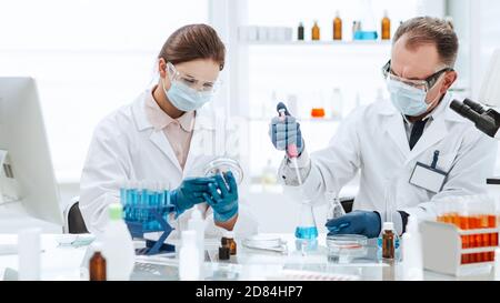 Nahaufnahme. Wissenschaftler testen einen neuen Impfstoff. Stockfoto