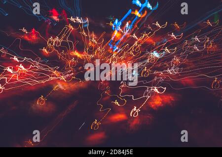 Langzeitbelichtung Foto einer bunten Lichter einer Nachtstadt. Abstrakter, Farbenfroher Hintergrund. Bokeh-Lichter. Stockfoto