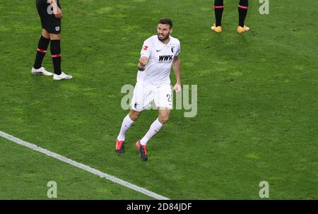 Leverkusen, Deutschland. 2020. Okt, 10. firo: 26/2020 Fuvuball: Fußball: 1. Bundesliga-Saison 2020/21 Bayer Leverkusen - FC Augsburg 3: 1 Daniel Caligiuri, Jubilation Quelle: dpa/Alamy Live News Stockfoto