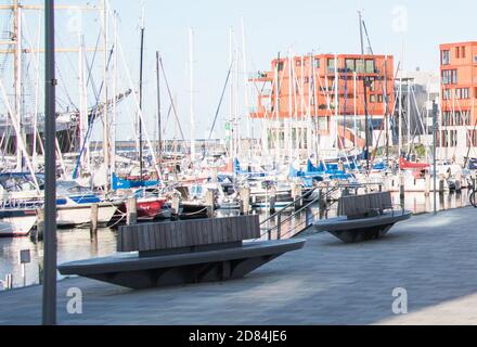 17. September 2020, Schleswig-Holstein, Lübeck-Travemünde: Bänke finden sich auf der Halbinsel Priwall an der Hafenpromenade. Der Steuerpflichtige-Verein im Norden kritisiert Geldverschwendung mit seinem "schwarzen Buch". In Lübeck-Travemünde wurden zunächst Rückenlehnen auf Bänken montiert, so dass die Sitzer nicht auf die Trave, sondern auf unattraktive Häuser schauten. Nach Kritik wurden die Rückenlehnen zunächst entfernt und dann wieder montiert - umgekehrt. Auf einer neuen Promenade wurden dagegen 580,000 Euro netto auf 29 Bänke ausgegeben. So kostet eine pro Bank 20,000 Euro. Foto: Daniel Bockwoldt/d Stockfoto