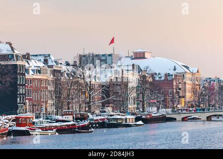 Amsterdam Winteransicht mit dem Fluss Amstel vor während Sonnenuntergang Stockfoto