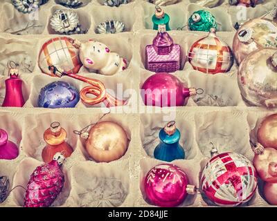 Retro-Stil Bild von alten Weihnachtskugeln in einer Box Stockfoto