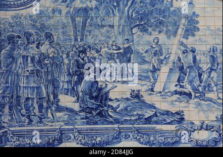 Portugal, Lissabon, Oeiras. Historische blaue und weiße Azulejo Keramikfliesen, die die portugiesische Landung auf einer Entdeckungsreise darstellen. Stockfoto