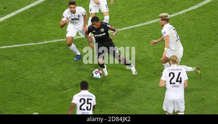 Leverkusen, Deutschland. 27. Okt, 2020. firo: 10/26/2020 Fuvuball: Fußball: 1. Bundesliga-Saison 2020/21 Bayer Leverkusen - FC Augsburg 3: 1 Duelle, Leon Bailey Quelle: dpa/Alamy Live News Stockfoto