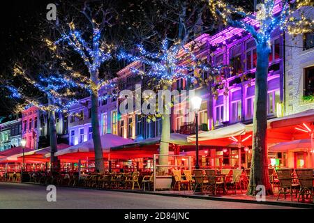 Bars und Restaurants mit weihnachtsbeleuchtung auf dem berühmten Vrijthof in Maastricht, Niederlande Stockfoto