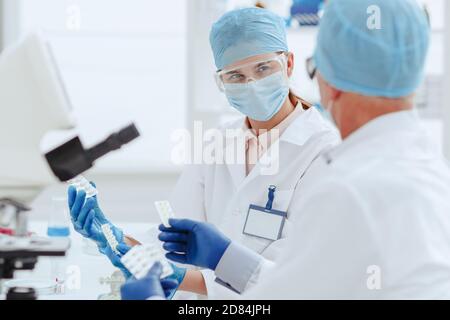 Apotheker diskutieren ein neues Medikament im Labor . Stockfoto