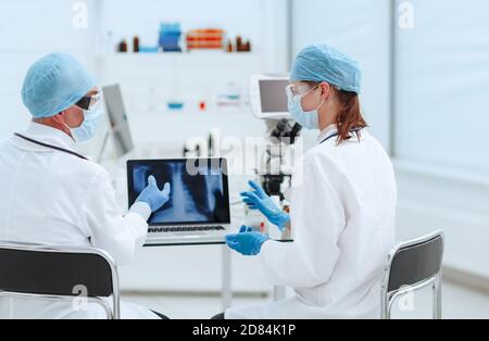Nahaufnahme. Ärzte diskutieren eine Röntgenaufnahme der Brust. Stockfoto