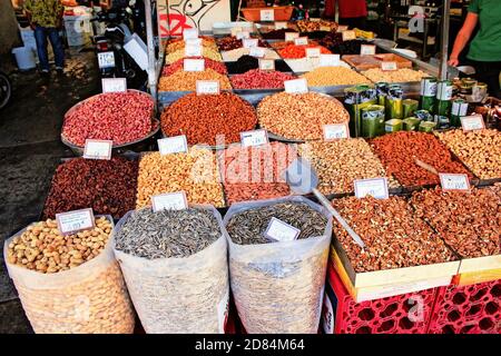 Geschäft mit getrockneten Nüssen in Athen, Griechenland, August 31 2019 Stockfoto