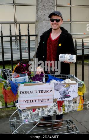 London, Vereinigtes Königreich, 15. April 2019:- Extinction Rebellion Protester verkauft Donald Trump Toilettenpapier Stockfoto