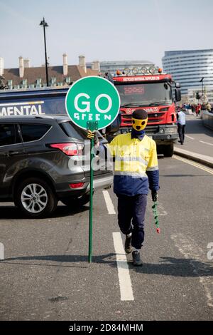 London, Großbritannien, 15. April 2019:- Aussterben Rebellion Protestant blockiert Verkehr in der Nähe des Parliament Square Stockfoto