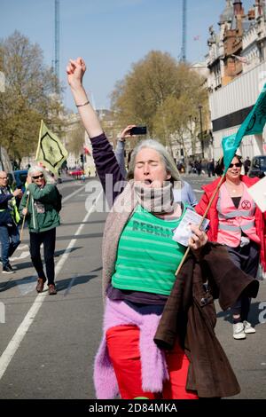 London, Großbritannien, 15. April 2019:- Aussterben Rebellion Protestler blockieren und marschieren Whitehall vorbei Downing Street zum Wards Parliament Squar Stockfoto