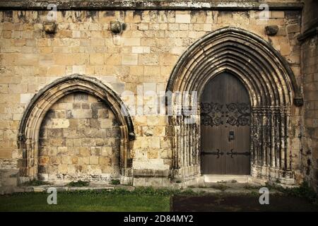 Seitentür in die denkmalgeschützte Priory Church of St. Mary, Bridlington, Yorkshire, Großbritannien. Stockfoto