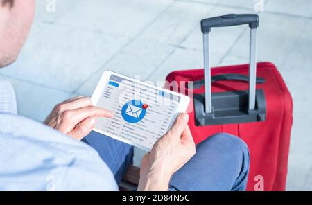 E-Mail-Posteingang Benachrichtigung mit Geschäftsmann erhält neue eingehende Nachricht am Flughafen während der Wartezeit auf Flug, E-Mail-Kommunikation Marketing-Konzept, Stockfoto