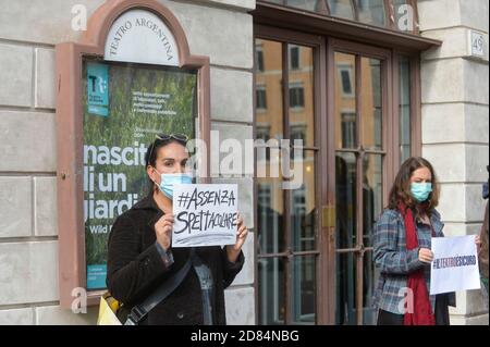 Rom, Italien. Oktober 2020. Roma Piazza Argentina, Flash Mob del lavoratori dello spettacolo davanti al teatro Argentinai contro le misure di contenimento della pandemia Covid - 19 coronavirus contenute nel nuovo DPCM (STEFANO CAROFEI/Fotograf, ROM - 2020-10-27) p.s. la foto e' utiliata zzabile nel rispetto del contesto in cui e' stata scattata E senza intento diffamatorio del decoro delle persone rappresentate Kredit: Unabhängige Fotoagentur/Alamy Live Nachrichten Stockfoto