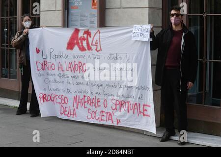 Rom, Italien. Oktober 2020. Roma Piazza Argentina, Flash Mob del lavoratori dello spettacolo davanti al teatro Argentinai contro le misure di contenimento della pandemia Covid - 19 coronavirus contenute nel nuovo DPCM (STEFANO CAROFEI/Fotograf, ROM - 2020-10-27) p.s. la foto e' utiliata zzabile nel rispetto del contesto in cui e' stata scattata E senza intento diffamatorio del decoro delle persone rappresentate Kredit: Unabhängige Fotoagentur/Alamy Live Nachrichten Stockfoto