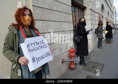 Rom, Italien. Oktober 2020. Roma Piazza Argentina, Flash Mob del lavoratori dello spettacolo davanti al teatro Argentinai contro le misure di contenimento della pandemia Covid - 19 coronavirus contenute nel nuovo DPCM (STEFANO CAROFEI/Fotograf, ROM - 2020-10-27) p.s. la foto e' utiliata zzabile nel rispetto del contesto in cui e' stata scattata E senza intento diffamatorio del decoro delle persone rappresentate Kredit: Unabhängige Fotoagentur/Alamy Live Nachrichten Stockfoto