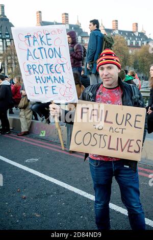 London, Großbritannien, 17. November 2018:- Extinction Rebellion Protestierende blockieren Westminster Bridge im Zentrum von London, um gegen die aktuelle Umgebung zu protestieren Stockfoto