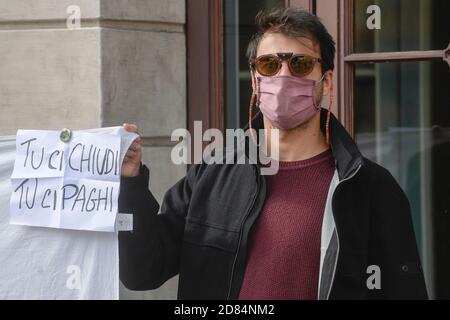 Rom, Italien. Oktober 2020. Roma Piazza Argentina, Flash Mob del lavoratori dello spettacolo davanti al teatro Argentinai contro le misure di contenimento della pandemia Covid - 19 coronavirus contenute nel nuovo DPCM (STEFANO CAROFEI/Fotograf, ROM - 2020-10-27) p.s. la foto e' utiliata zzabile nel rispetto del contesto in cui e' stata scattata E senza intento diffamatorio del decoro delle persone rappresentate Kredit: Unabhängige Fotoagentur/Alamy Live Nachrichten Stockfoto