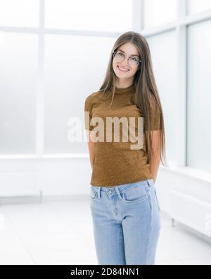 Lächelnde junge Frau im hellen Büro. Stockfoto